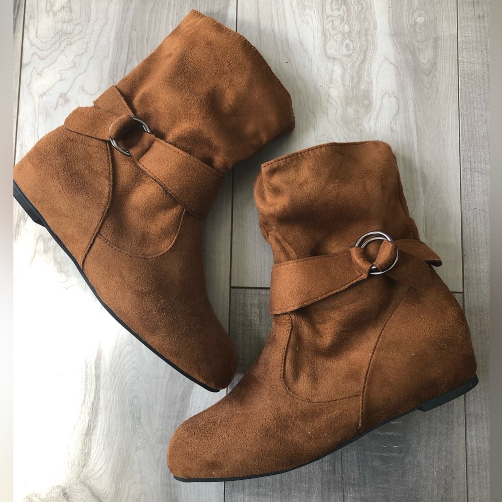 NWOT: Women's Lightweight Flat Boots w/ Round Toe